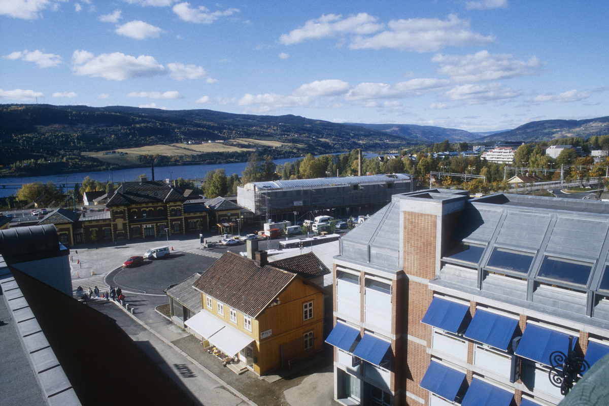 Lillehammer. Jernbanetorget med Skysstasjonen under bygging.  Utsikt mot vest fra Breiseth Hotel.