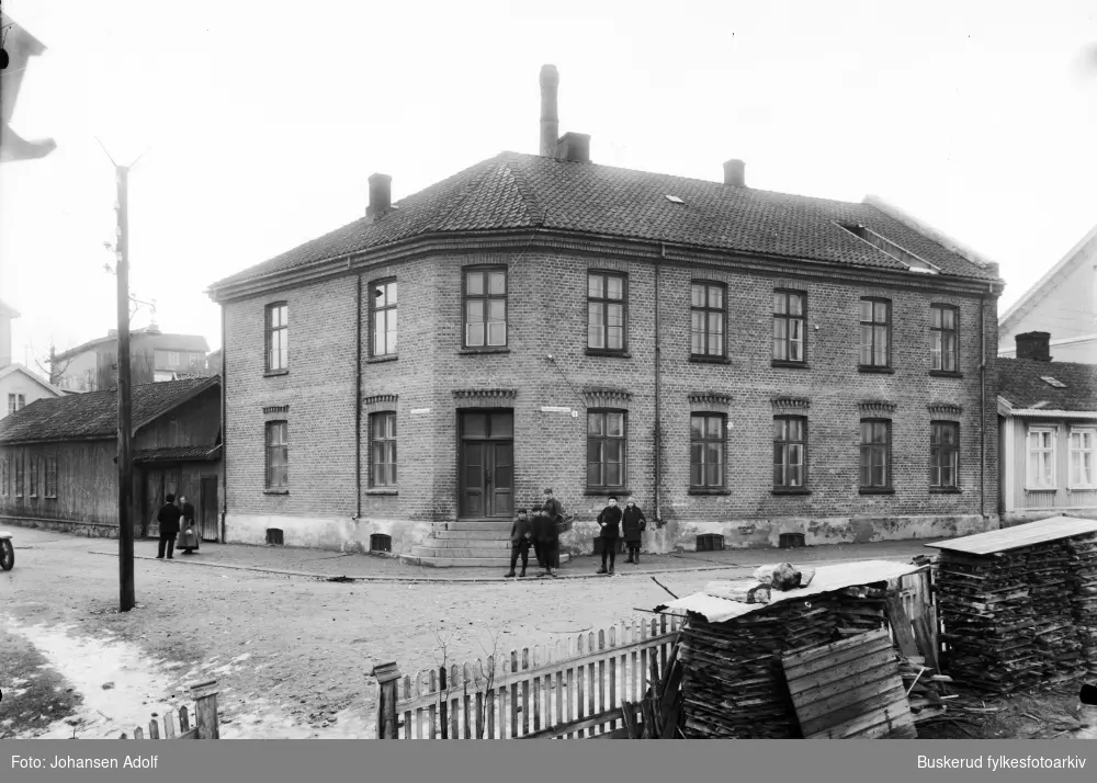 Krysset Lagesengate og Hammerbrogate på nordsiden. 
Huset har tidligere vært brukt til meieri og  handelsskole.