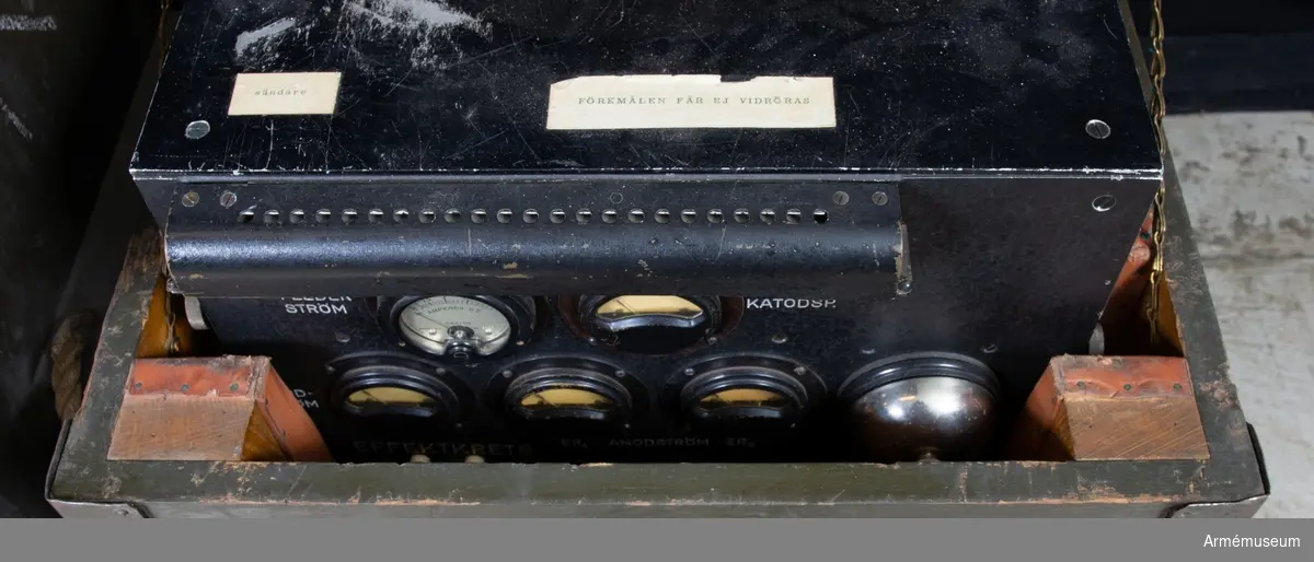 Grupp H II.
Sändare till 1000 W radiostation m/1939 märkt nr 6. Tillbehören är en likriktare, en sändare, en antennlåda, låda nr 6 med/för rör, spollåda, materiallåda, handhavandebok, mikrofonförstärkare och modifierad förstärkare.