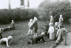 Barnehagebarn som leker i hagen. Fra frk. Rossaviks barnehag