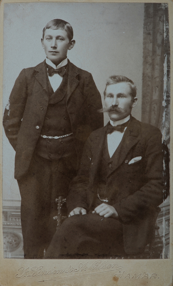 Martin Evensen f.18.12.1877- d. 29.04.1908.  Hasselbakken under Atlungstad. Bak står broren Kristian Evensen