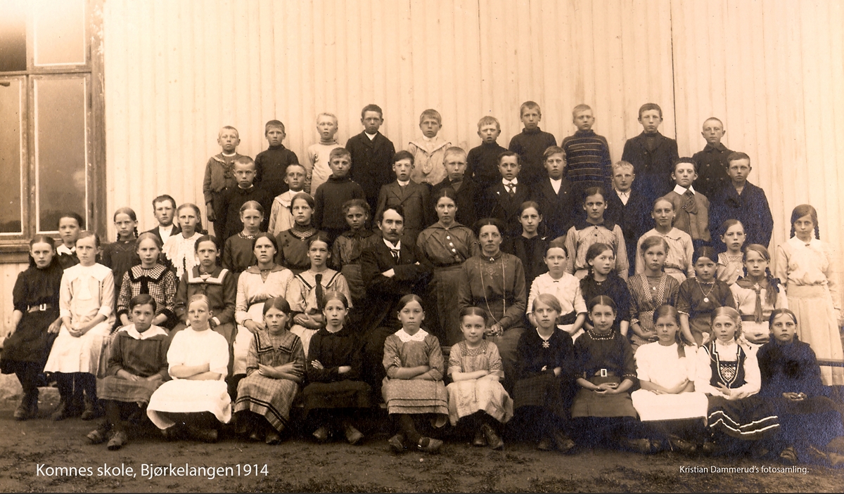 Elever og lærere på Komnes skole på Bjørkelangen i 1914