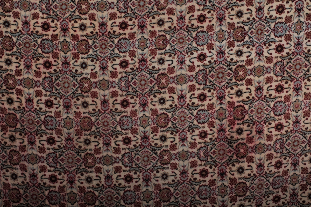 Rektangulært vevd og knyttet gulvteppe i ull og jute/bomull. Kremfarget bunnfarge med orientalsk mønster. Norsk Axminster.