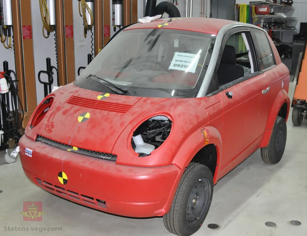Rød elektisk drevet Think City/A306/Piv5 personbil med to sitteplasser. Bilen har et karosseri av ABS plast, underramme av stål og overramme av aluminium. Den har kollisjonsbjelker i dørene, deformasjonssoner og airbag på fører- og passasjersiden. Farget glass, sort og rødt interiør. Den har en motor på 34 kW maks effekt, og et zebrabatteri som ved en temperatur over 200 grader inneholder 25 kWh energi. Den mangler frontlykter.
