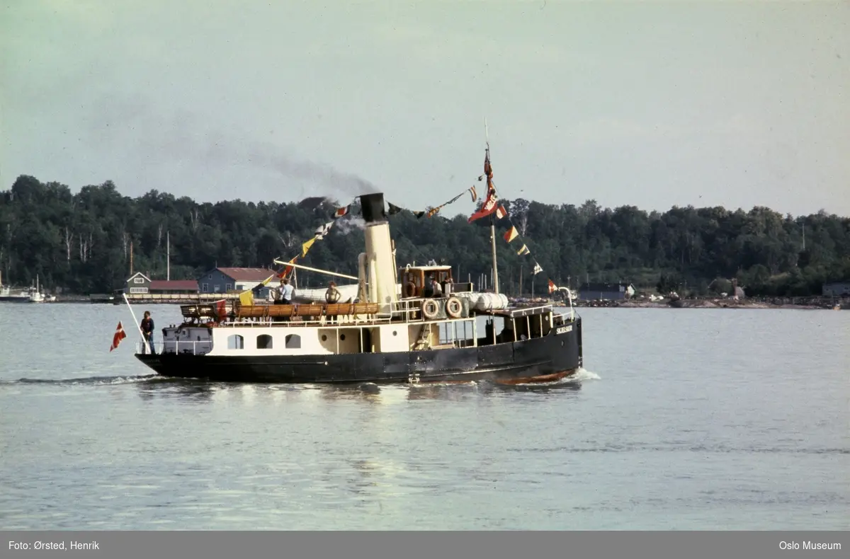veteranbåtstevne, fjord, D/S Skjelskør, signalflagg, dansk flagg, øy, båtforeing