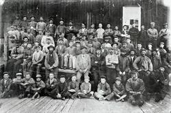 Sagbruksarbeidere ved Sellebakk Bruk, 1898.