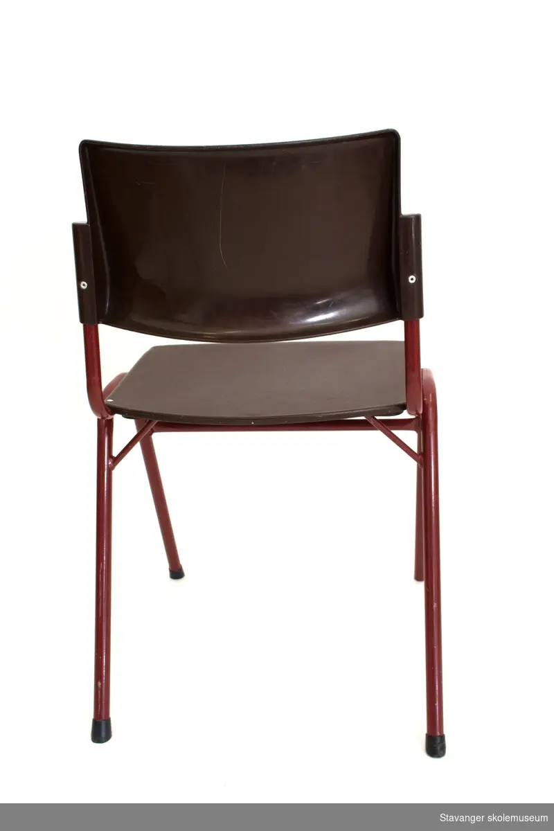 Elevstol av stålrør og plast. Burgunder/brunrød. Sete av brun plast