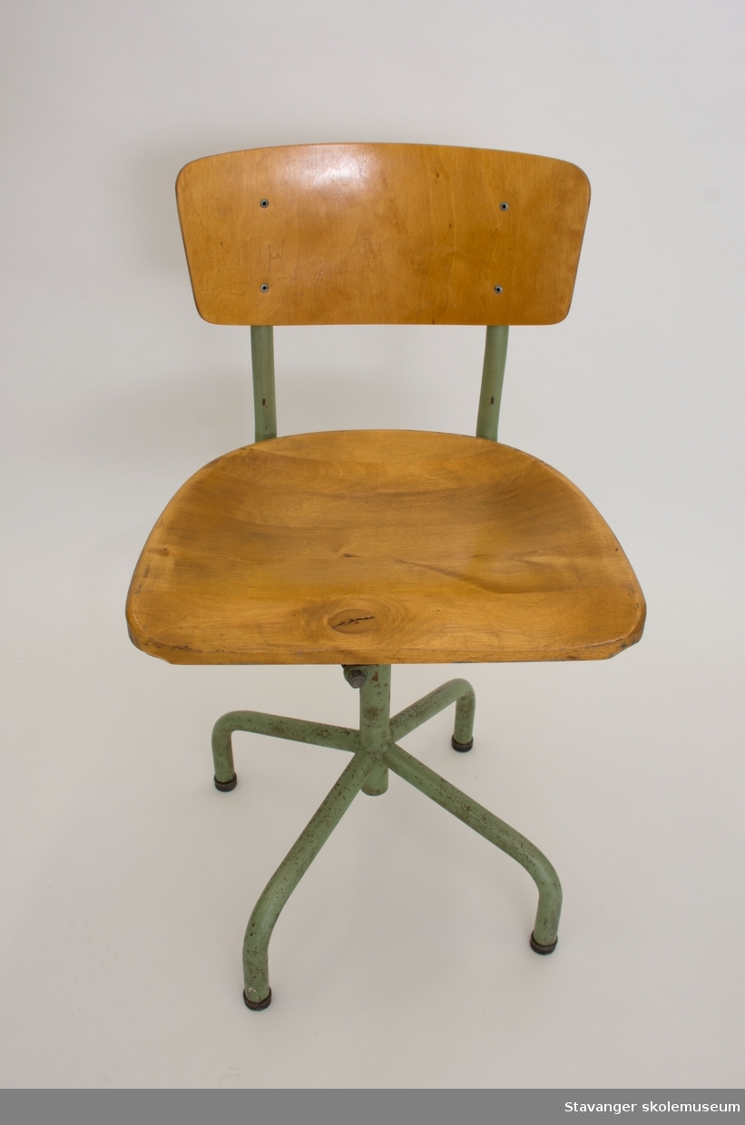 Elevstol. Juseterbar. Grønnmalte stålrør og sete og rygg av bjørk.