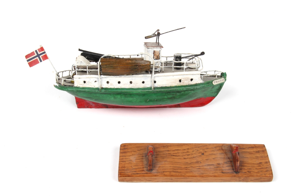 Modellbåt på stativ. Båten er en modell av "Trafik" og er laget av maskinisten på båten.