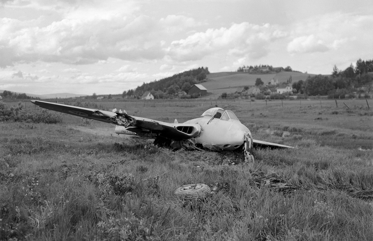 De Havilland DH 100 Vampire Mk.3. Stor skade/havari etter lavtflyvning ved Gardermoen.