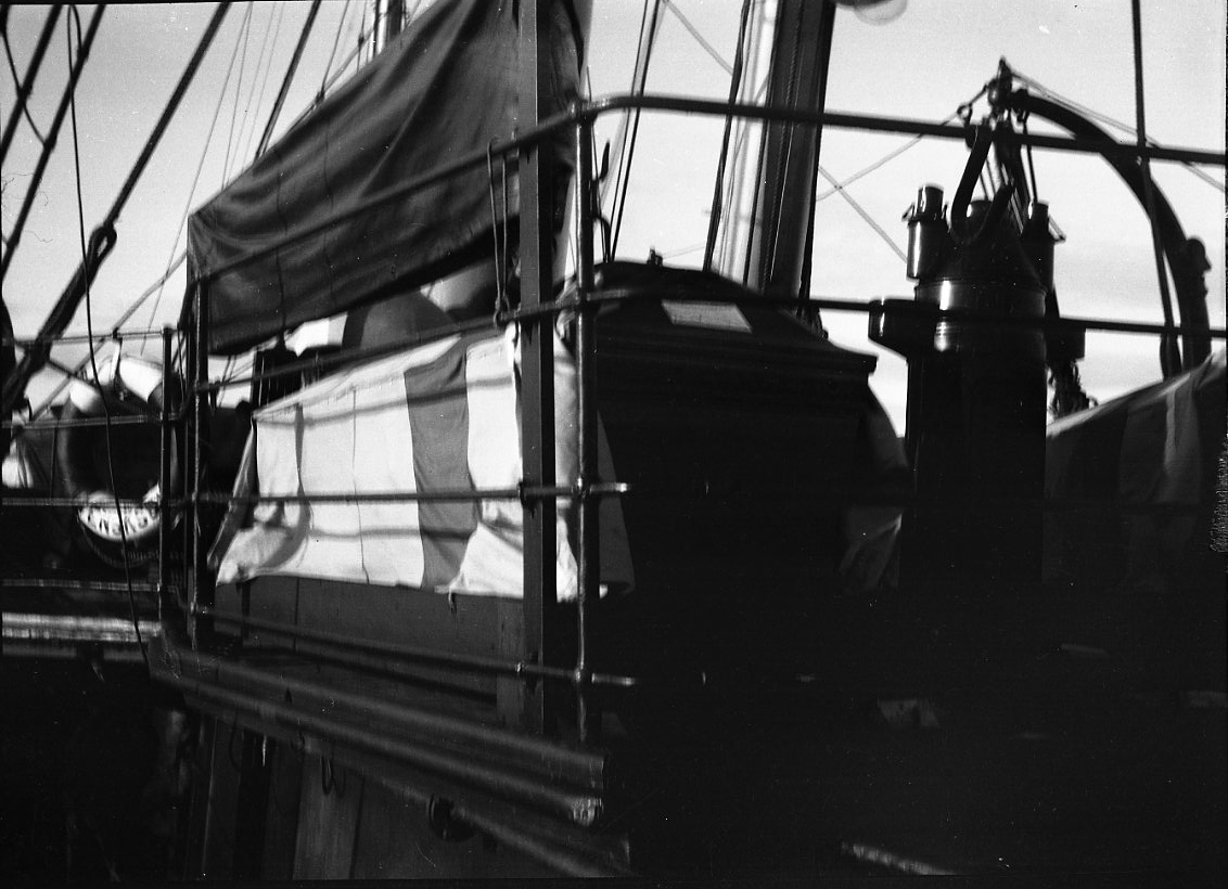 Kistor draperad i flagga ombord på kanonbåten HMS Svensksund.