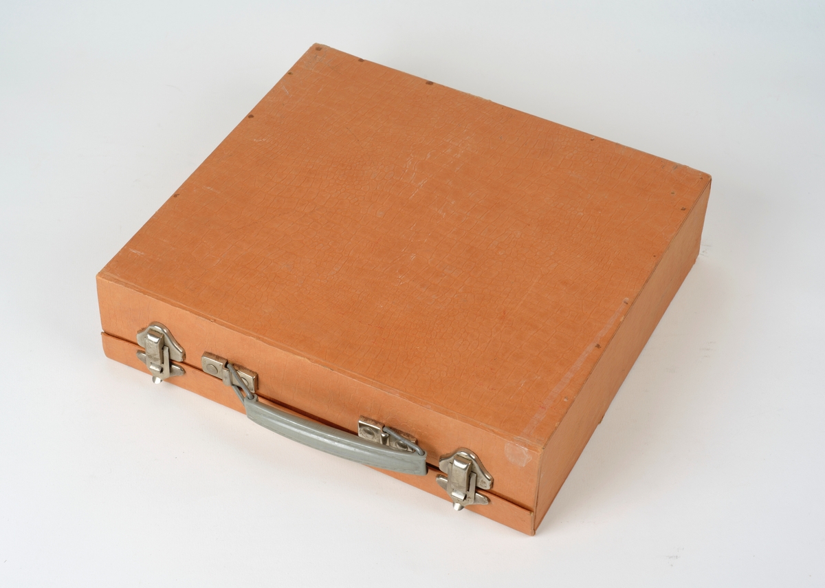 Koffert med engelskkurs på grammofonplater. Kurset inneholder 16 grammofonplater, innholdsfortegnelse (på etikett limt på innsida av koffertlokket), bruksanvisning og et øvingsark.