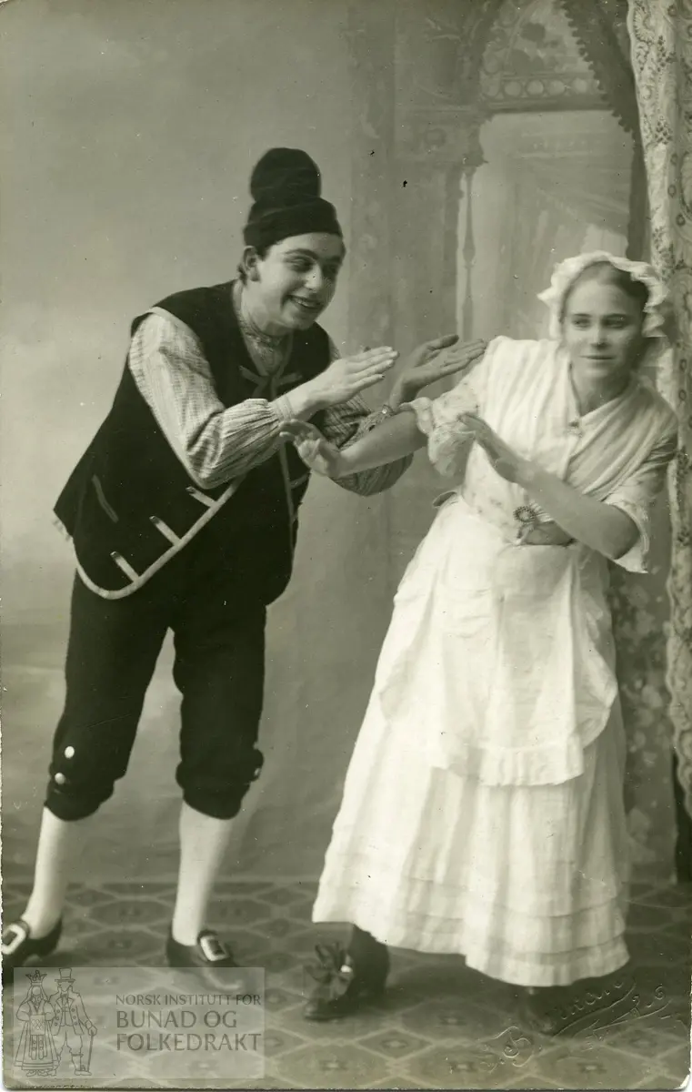Kvinne og mann i kostymer fra teater