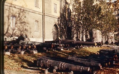 Armémuseum, kanoner på artillerigården.