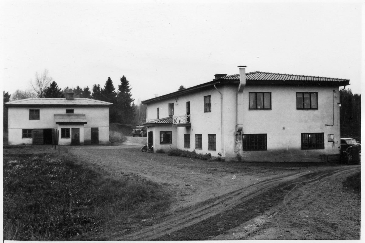 Vägstation B4, Knivsta, filial Östuna. Huvudbyggnad med garage, förrådsbyggnad. Gårdsinteriör.