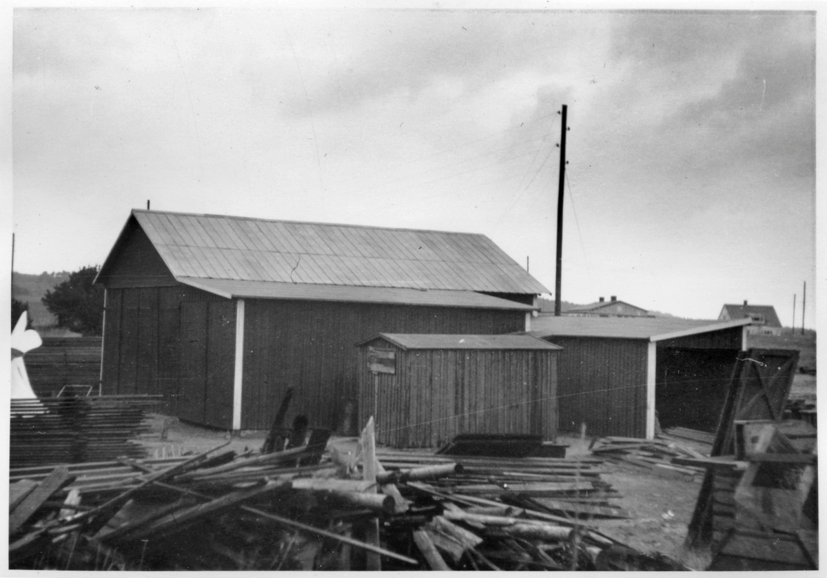 Vägstation L8, Vitaby, filial Brösarp. Garagebyggnad, med portar på gaveln, med olika tillbyggnader, förråd, på sidan.