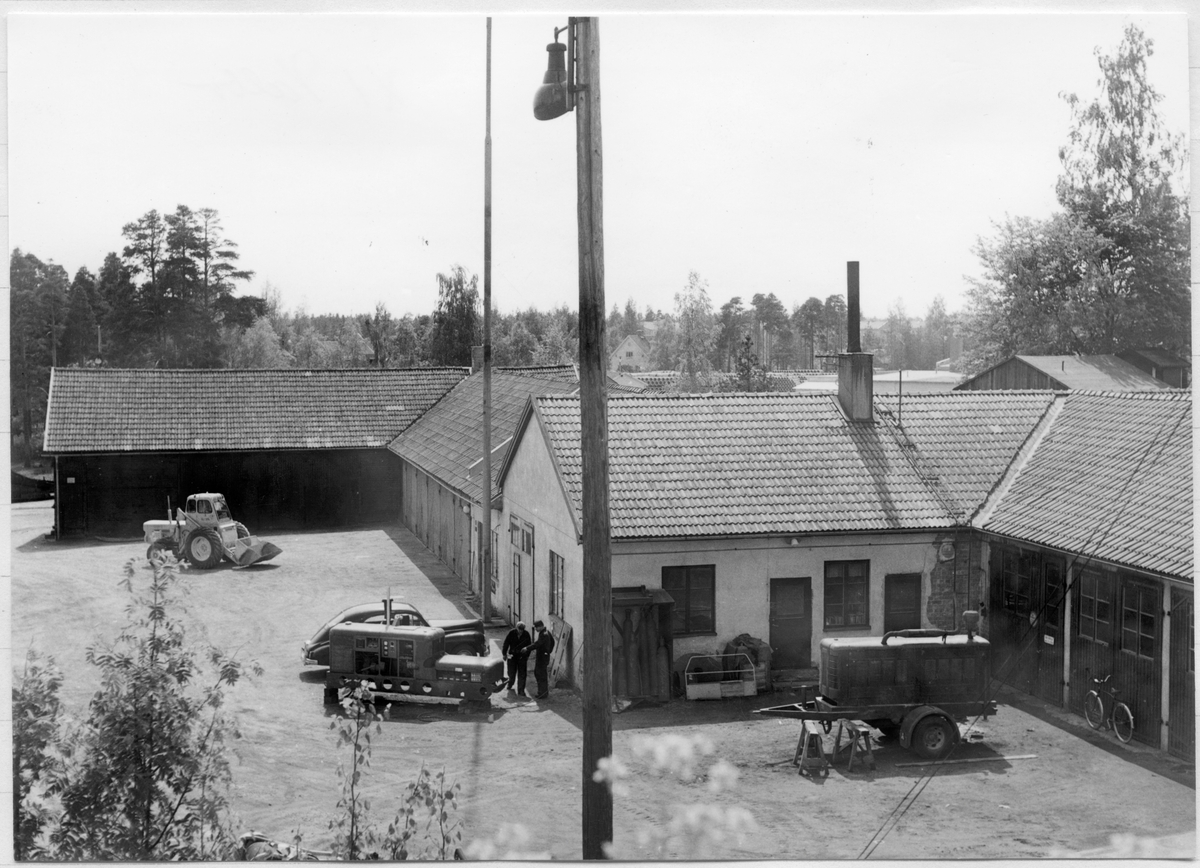 Vägstation Vmo X1, Valbo. Garageplan, reveterad verkstadsbyggnad i mitten, bakom till höger garagebyggnad. Lastmaskin, kompressor.