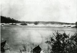 Skogfoss ved grenseoppgangen i 1896. I fremkant av bildet se