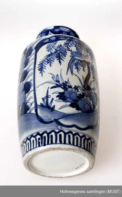 Vase med blå underglasur, stiliserte plante- og blomstermotiver.