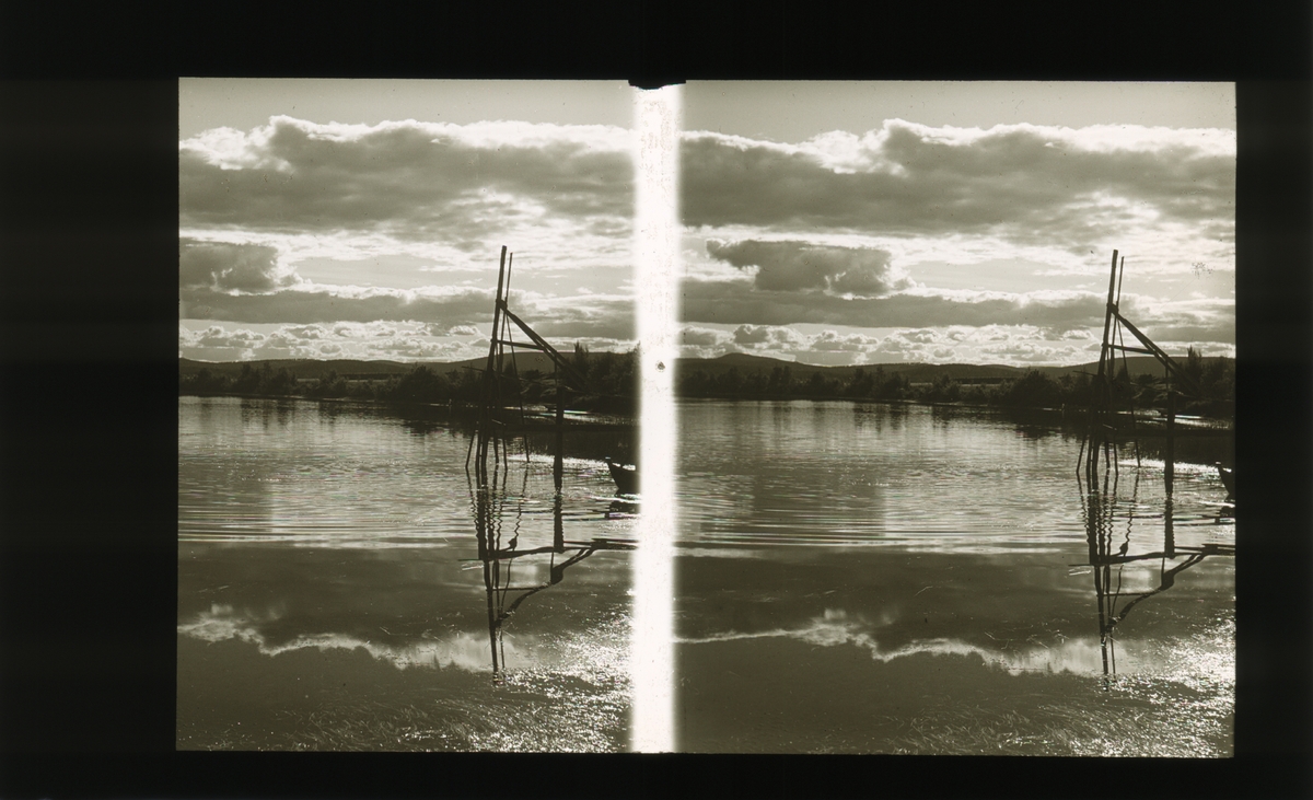 Glomma. Skyer som speiles i vannet. Tilhører Arkitekt Hans Grendahls samling av stereobilder.