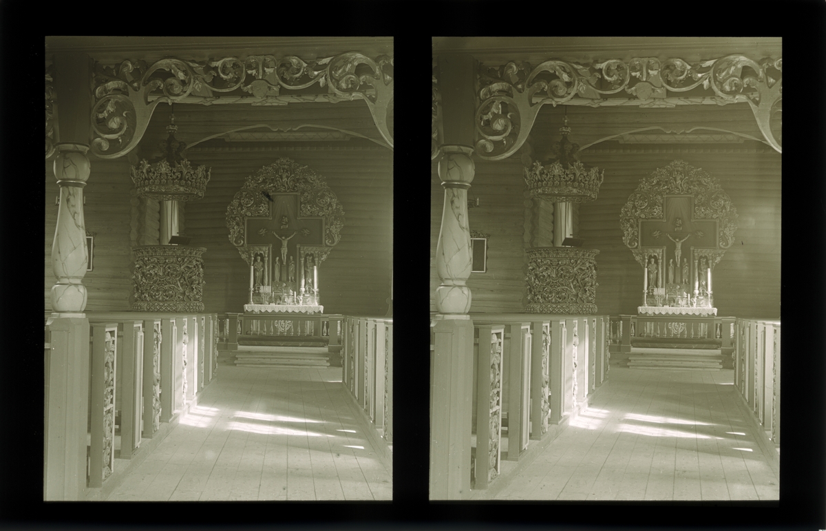 Prekestol og altertavle, Heidal kirke. Begge er rikt utsmykket med akantusblader. Altertavlen viser korsfestelsen, som igjen er rammet inn av en korsform. Tilhører Arkitekt Hans Grendahls samling av stereobilder.