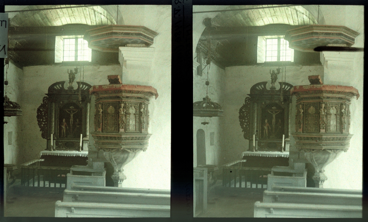 Fiskum gamle kirke, steinkirke fra 1200-tallet. Interiør, alter, altertavle og prekestol. Tilhører Arkitekt Hans Grendahls samling av stereobilder.