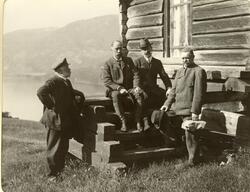 Fire menn på en stabburtrapp på Vasstveit, Tinn i Telemark. 