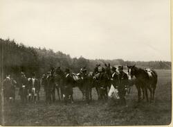 Deltakere i jaktritt på Fritzøe i Larvik med hestene sine. F