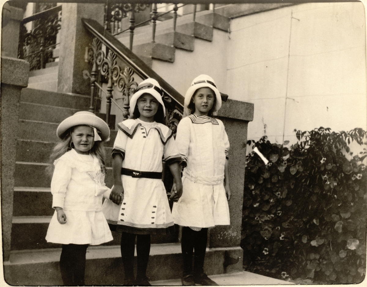 Søstrene Karen, Lucy og Mimi Egeberg foran verandatrappen på Bogstad gård. Fotografert 1914.