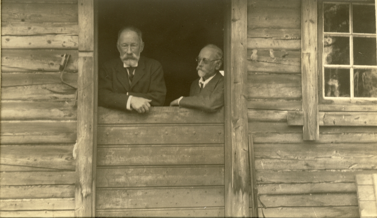 Brødrene Ferdinand og Einar Westye Egeberg i døråpning i Køivoldstuen(?) i Nord-Odal, Hedmark. Fotografert 1919.