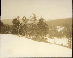 Westye P. Egeberg tar en skitur i skogen under en befaring p
