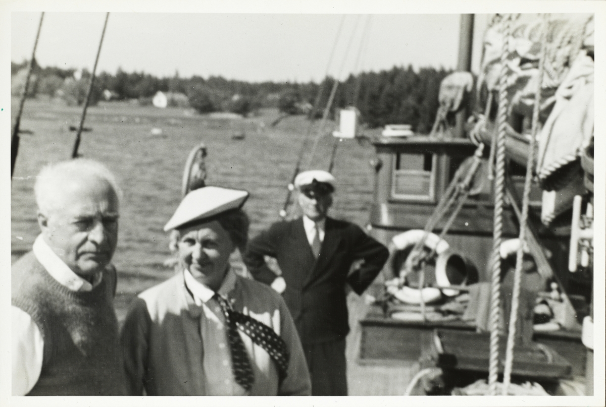 Sjøfartsdirektør Erling Bryn, hans søster fru Lange og ingeniør Hans L.Lange om bord på en leid redningsskøyte. Fotografert 1946.