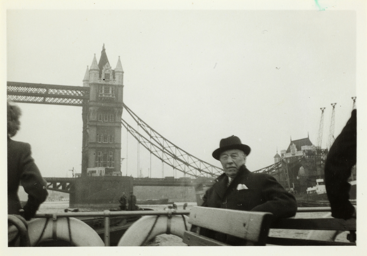Westye Parr Egeberg om bord på turistbåt på Themsen ved Tower Bridge i London. Antagelig fotografert 1949.