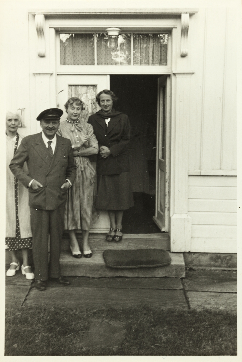 Mabel og Barthold Butenschøn, Mimi Thommesen og Henni Grieg Halvorsen foran inngangsdøren til landstedet Dannevigen i Homborsund. Fotografert 1953.