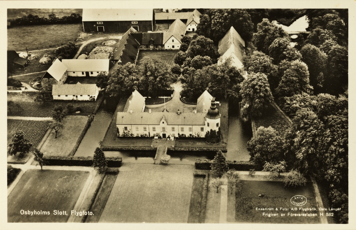 Postkort med flyfoto av Osbyholms slott i Skåne, Sverige. Slottet var eiet av skipsreder Anders Jahre i perioden 1939-1984.