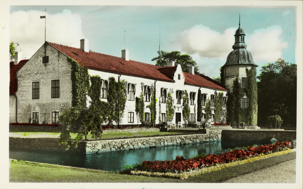 Fargefoto (postkort?) av Osbyholms slott i Skåne, Sverige. Slottet var eiet av skipsreder Anders Jahre i perioden 1939-1984.