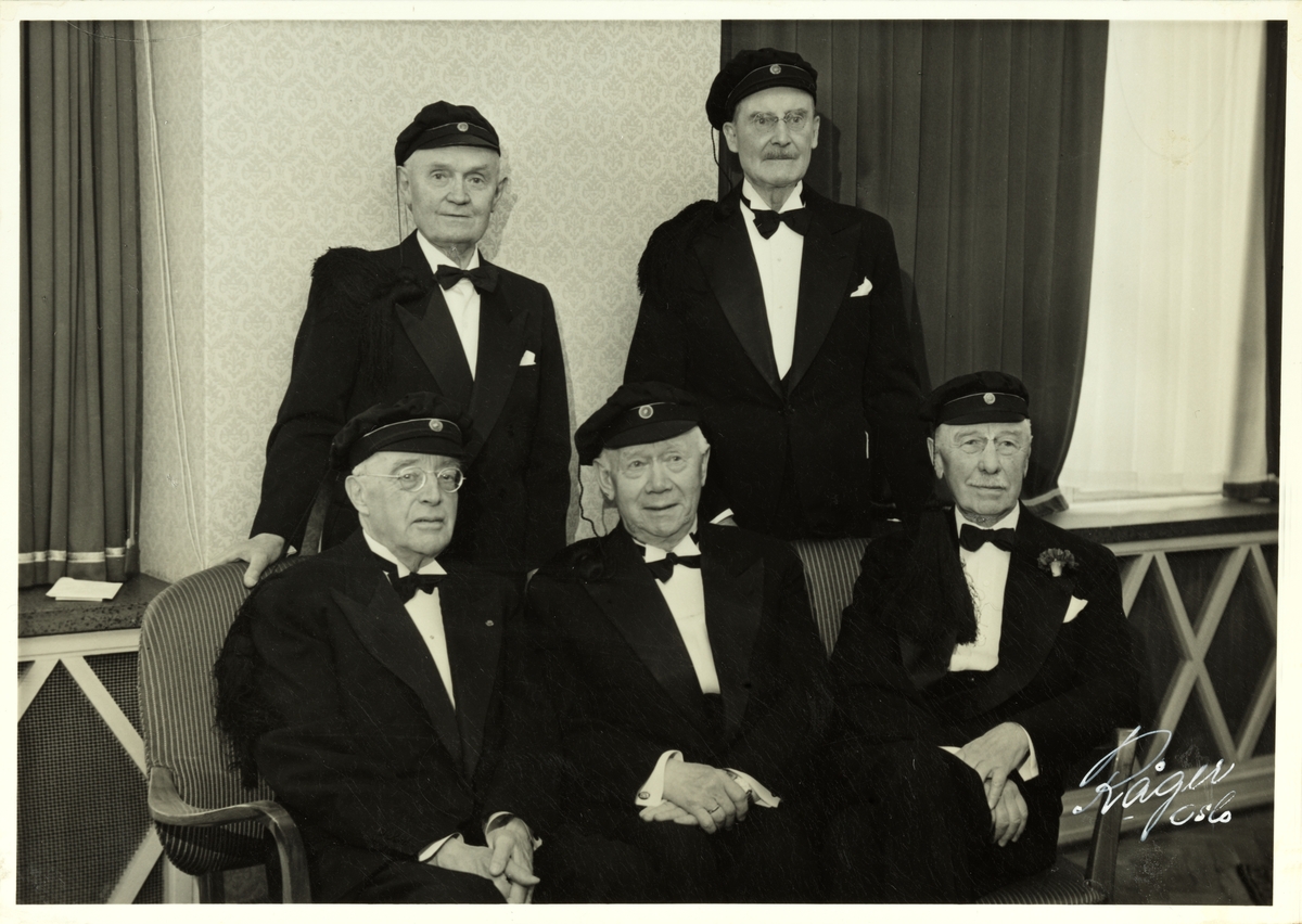 Festkomitéen for feiringen av 60 års studentjubileum. Til høyre sitter Westye Parr Egeberg. Fotografert 3. september 1956.