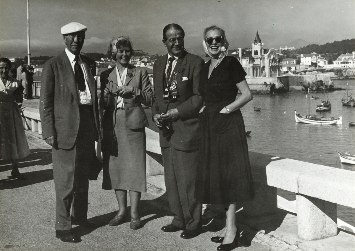 Fire turister, Westye P. Egeberg, Lillian Hesselberg-Meyer, Carl Otto Løvenskiold og Edle Hubay (f. Astrup) på tur til Cascais utenfor Lisboa. Fotografert 1956.