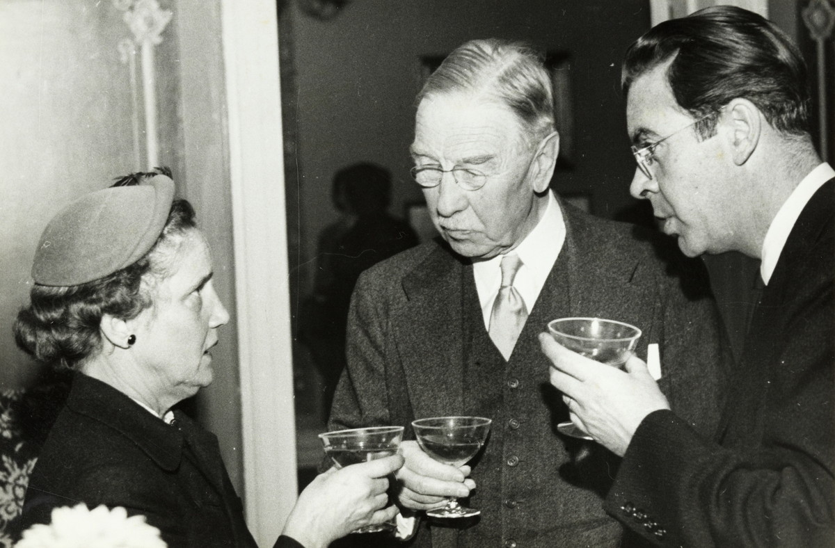 Westye Parr Egeberg, i midten, i samtale med chargé d'affaires Hayden Raynor og hans frue Jane Raynor,  under sammenkomst på U.S.A´s ambassade.