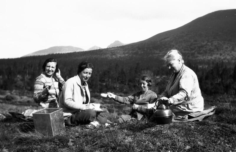 Turister tar seg en kafferast i fjellet, Misterdalen, Rendalen, ca. 1930-35. Foto: Anno Musea i Nord-Østerdalen. (Foto/Photo)