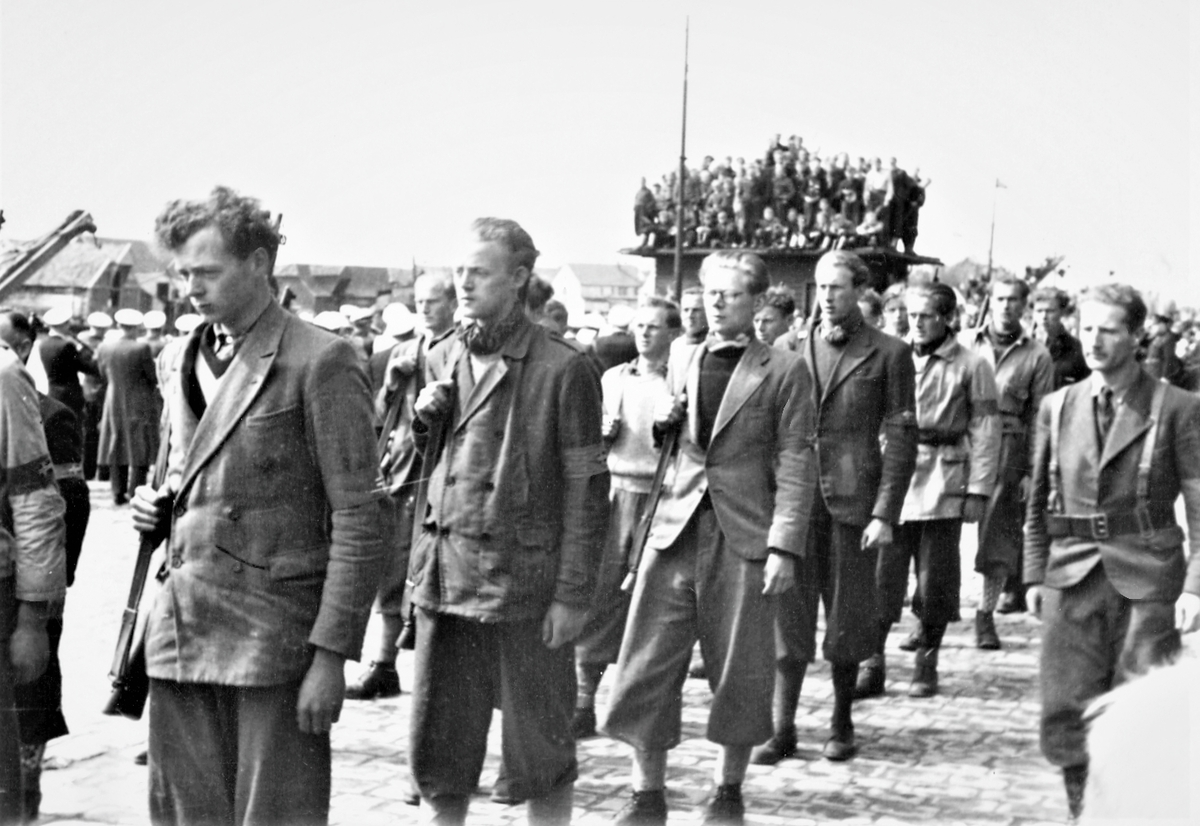 Feiring av freden 1945. Hjemmefrontstyrker deltar på indre kai når de britiske styrkene ønskes velkommen til Haugesund den 15. mai.
