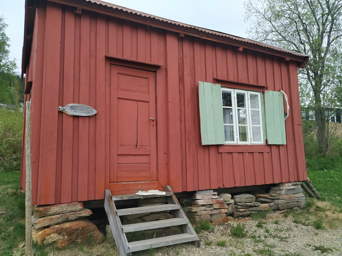 Arbeiderbolig fra Båsmoen, flyttet til bygdetunet 1985. Oppkalt etter siste bruker.