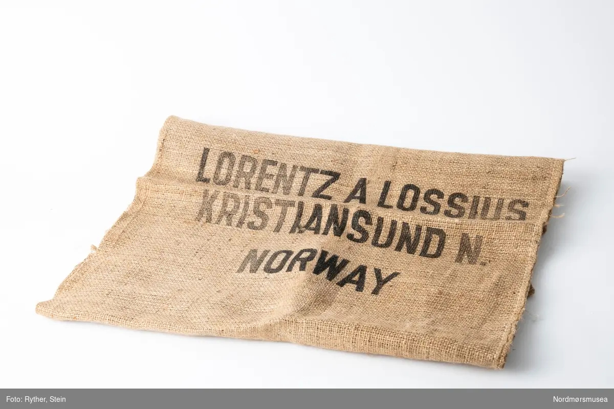 To ubrukte striesekker til klippfisk fra Lorentz A. Lossius, Kristiansund. Sydd sammen med maskin.