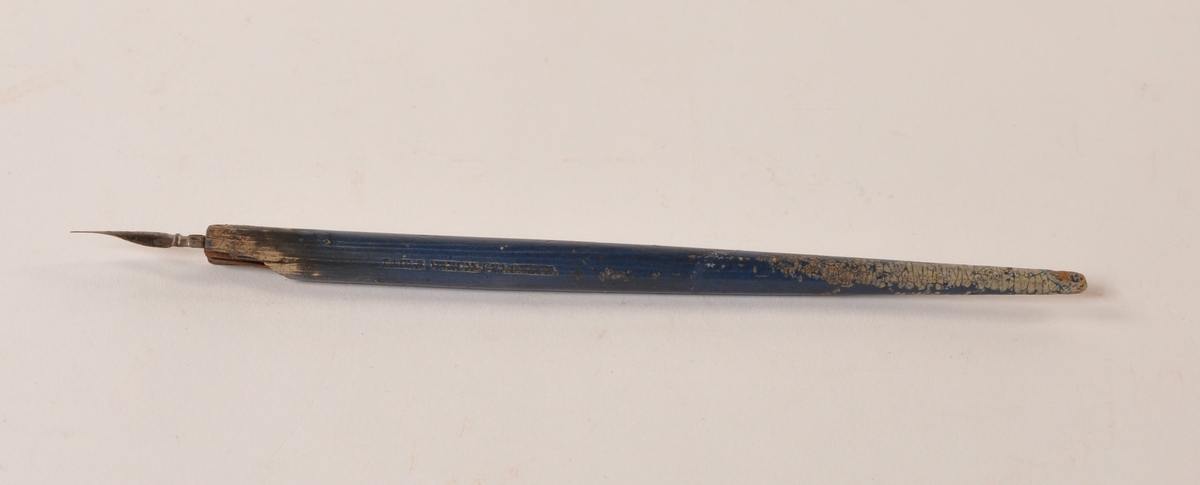 Penneskål i glass med 2 penneskaft med pennesplitt, 2 blyanter, 1 viskelær og 2 lakkseil. Tilhørt Oscar Borg