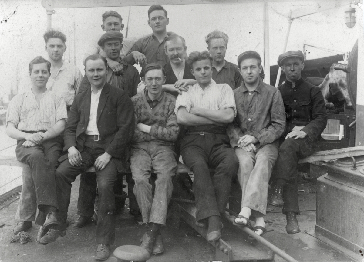 Gruppebilde av mannskapet ombord S/S "Hessa".