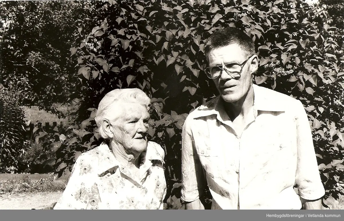 Arne Karlsson med sin mamma.
Fröderyd Hembygdsförening