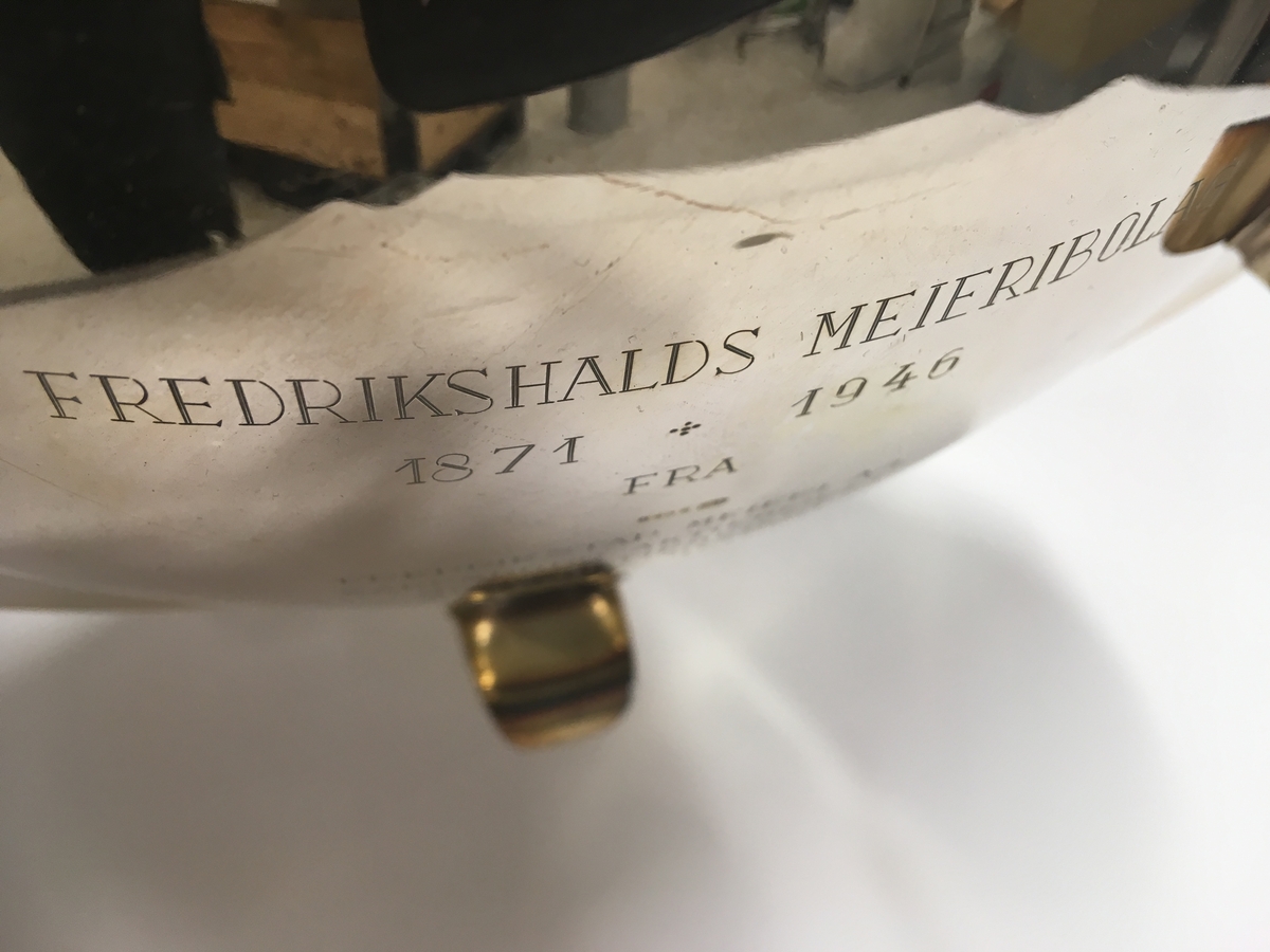 Sølvfat på tre ben, gitt til Fredrikshald meieribolag 1947 fra Østfold meierier. Gravert hilsen