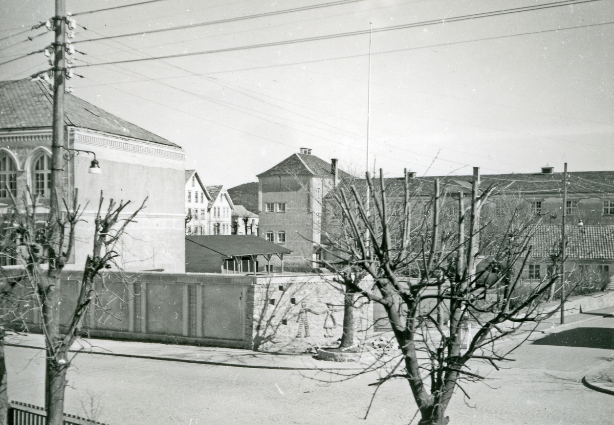 Hauge skole like før renoveringsarbeidet. Sett fra Haugevegen mot nord-øst, ca. 1953.