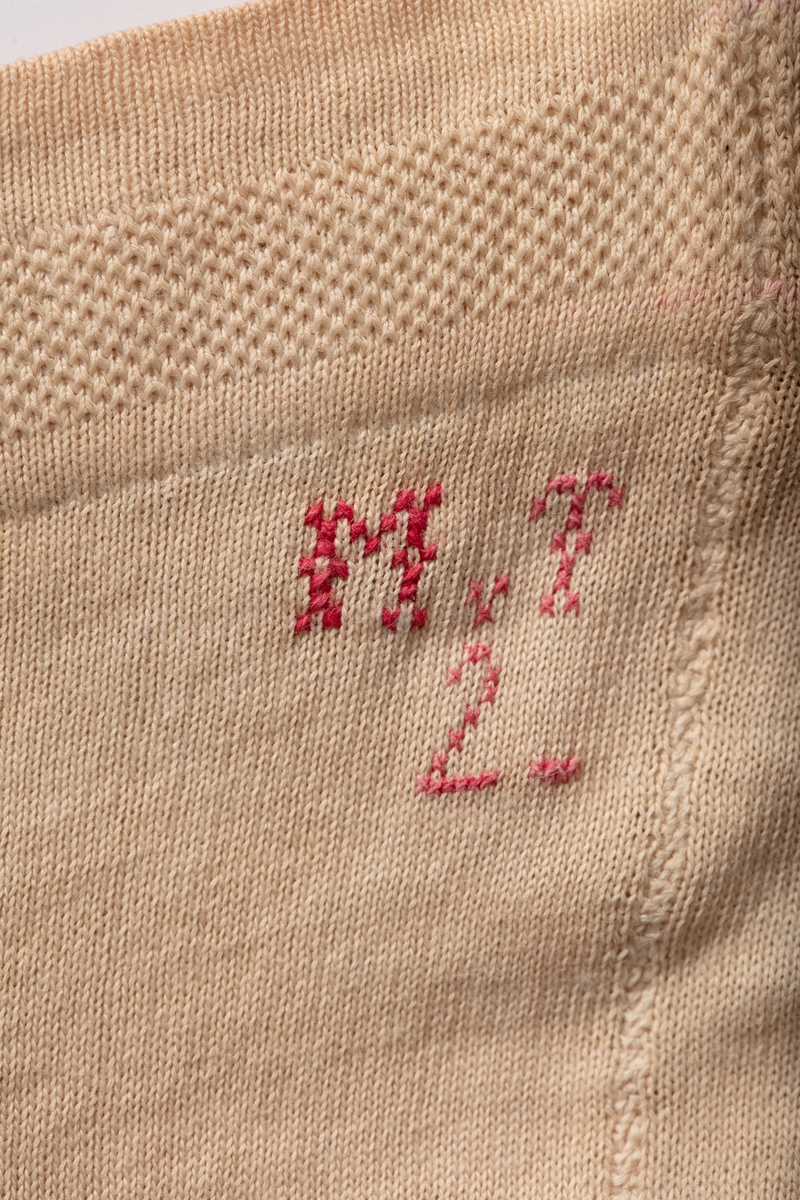 Beige strikket strømper av bomull med dekor av mønsterstrikk.