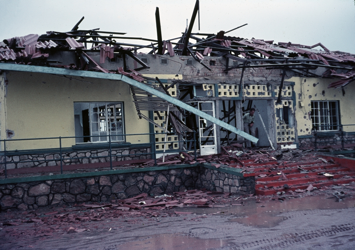 Sönderskjuten flygstationsbyggnad i Kolwezi efter attacker under Kongokrisen 1962.